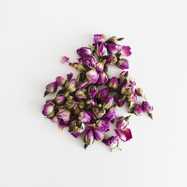 Bulk supply of dried Moroccan Rose buds and petals from a wholesale botanical distributor in Morocco.